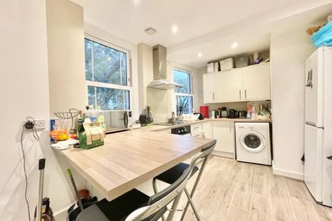 3 bedroom apartment to rent, Alma Grove, SE1