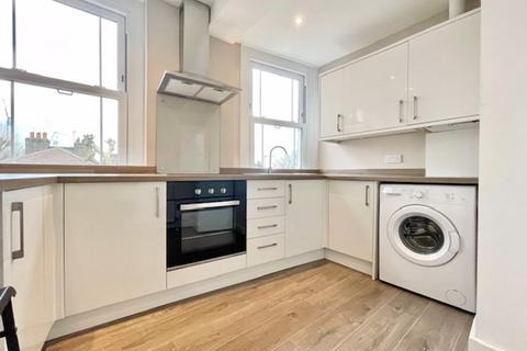 3 bedroom apartment to rent, Alma Grove, SE1