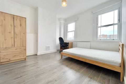 3 bedroom apartment to rent, Alma Grove, SE1