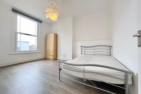 3 bedroom apartment to rent, Alma Grove, SE1