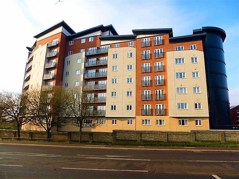 Aspects Court, Slough 2 bed apartment for sale £245,000