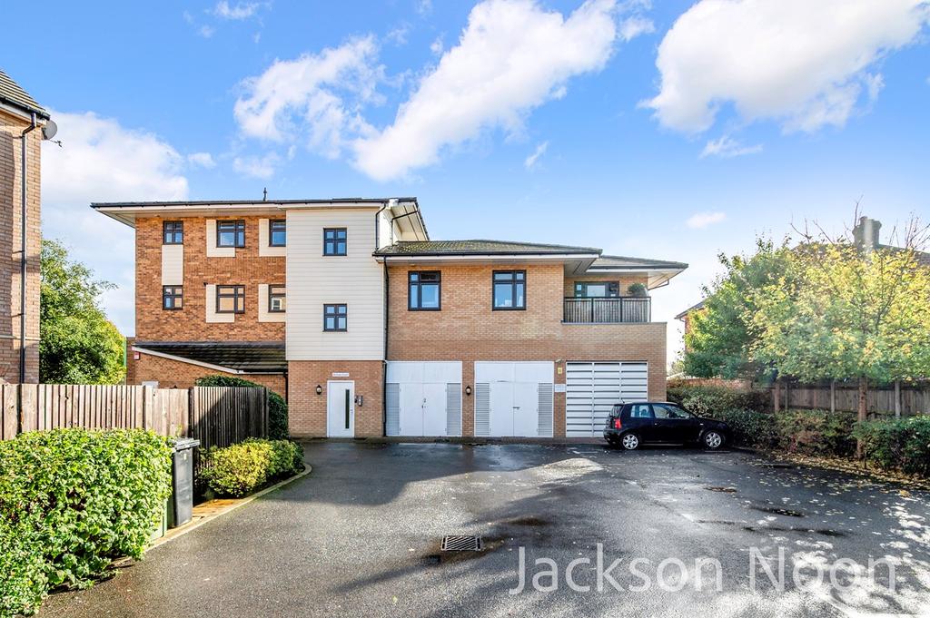 Alpine Close, West Ewell, KT19 2 bed apartment for sale £350,000