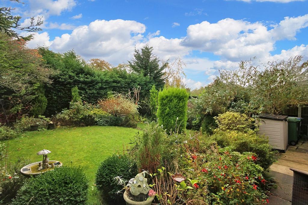 Pickering Crescent, Thelwall... 4 bed detached house £400,000