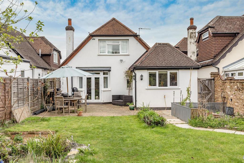 Hollies Avenue, West Byfleet 4 bed detached house for sale £650,000