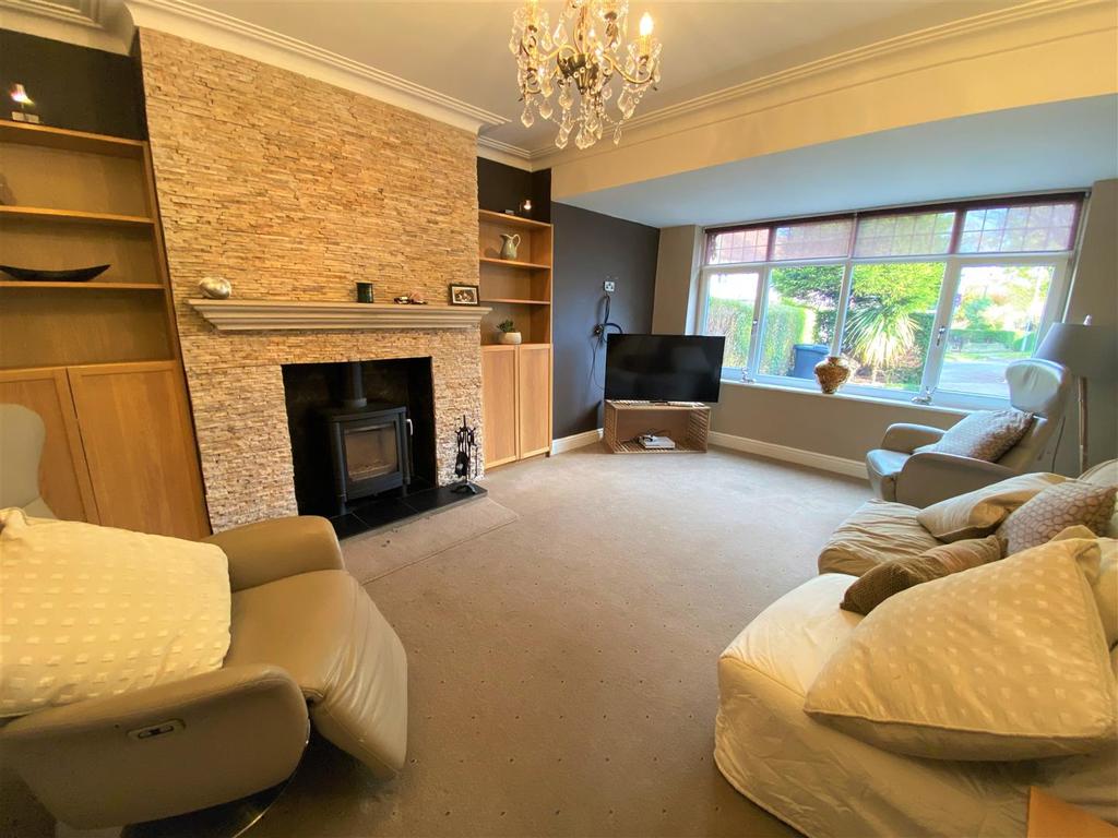 The Grove, Hipperholme, Halifax 5 bed semidetached house £1,595 pcm