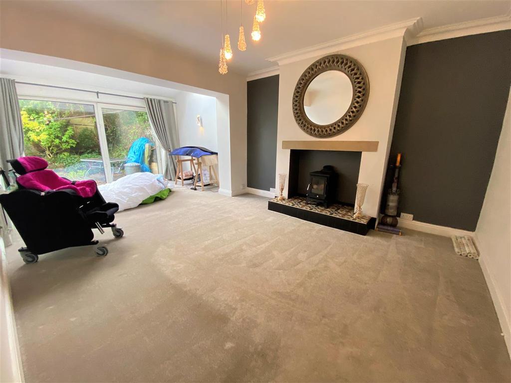 The Grove, Hipperholme, Halifax 5 bed semidetached house £1,595 pcm