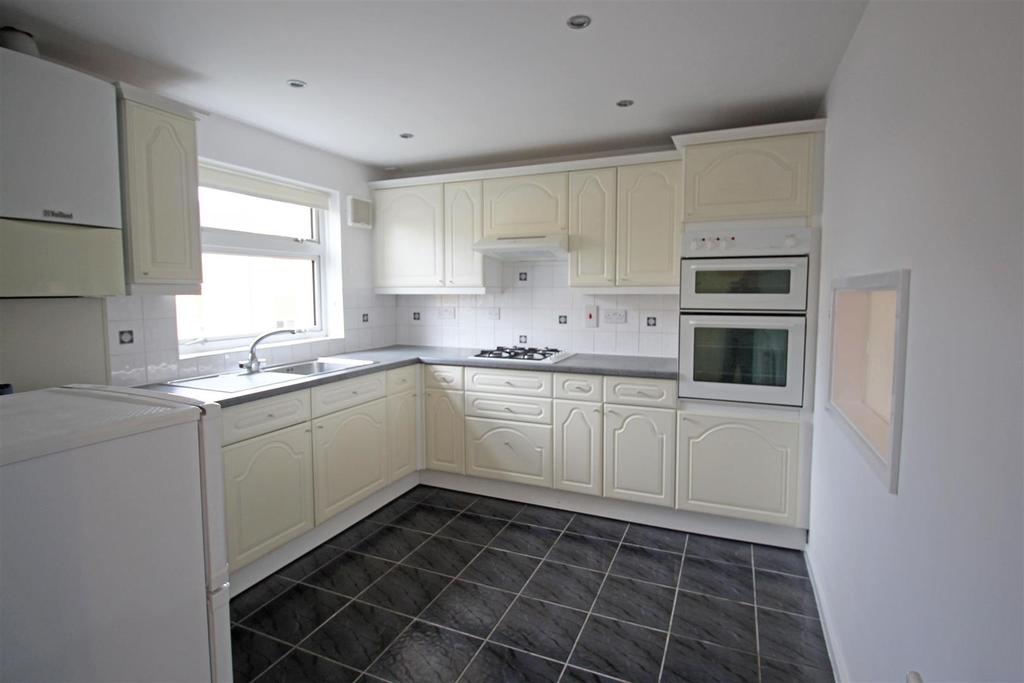 Yarmouth Road, Stevenage, SG1 2LW 2 bed flat - £975 pcm (£225 pw)