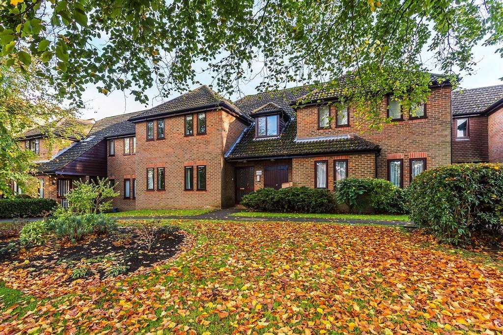 BEECHWOOD PARK, LEATHERHEAD KT22 2 bed apartment for sale £449,950