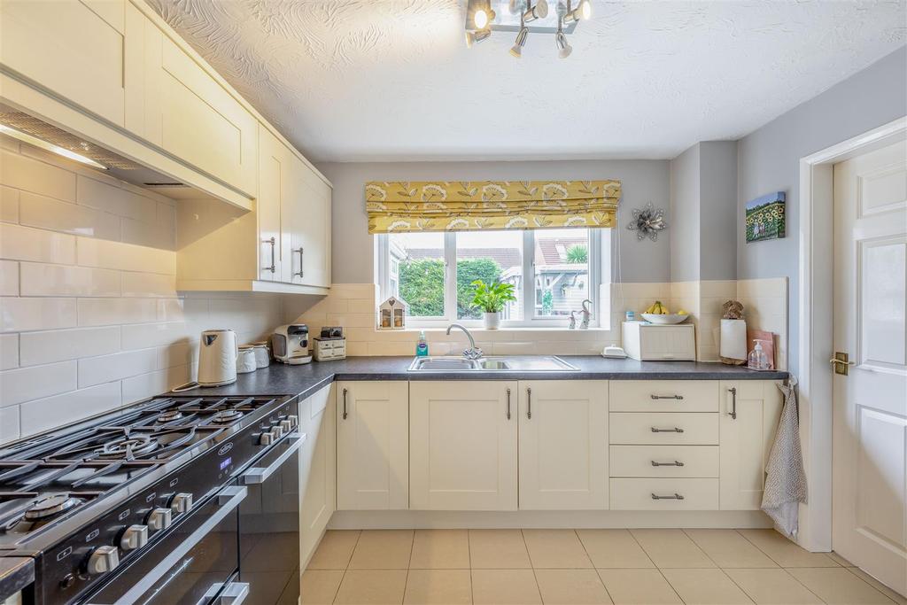 Ryedale Avenue, Mansfield 4 bed detached house £325,000