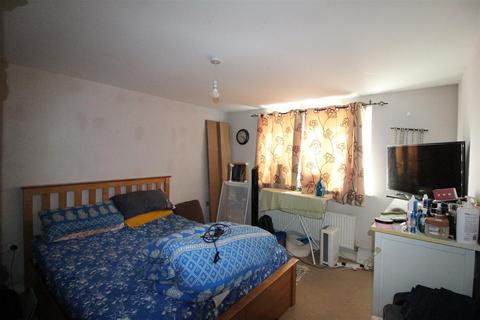 2 bedroom flat for sale - Madeleine Close, Chadwell Heath, Romford
