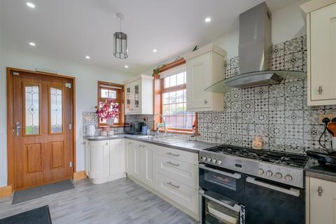 4 bedroom semi-detached house for sale - Highroad Well Lane, Halifax