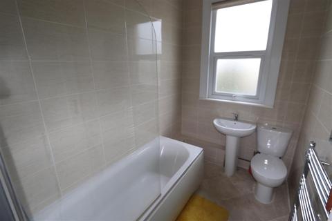 3 bedroom end of terrace house to rent - Hainault Avenue, Westcliff-On-Sea