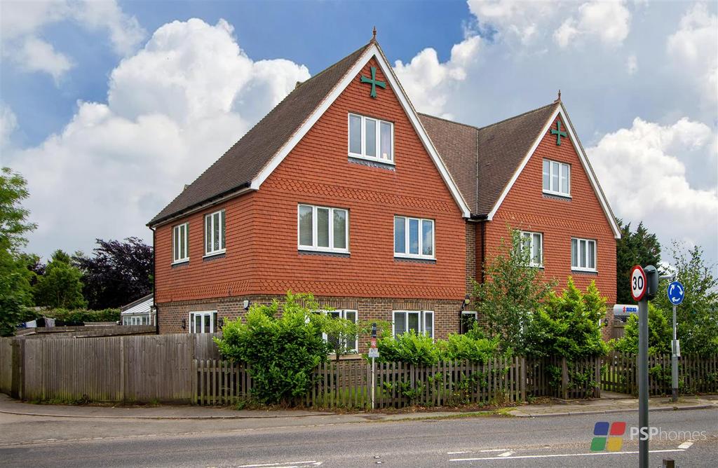 PENTHOUSE PERFECTION Cuckfield... 2 bed flat £290,000