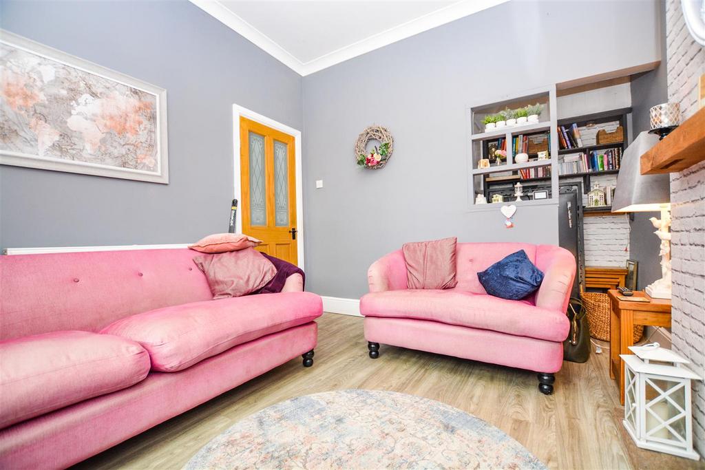 Low Cross Street, Crowle, Scunthorpe 2 bed cottage £140,000