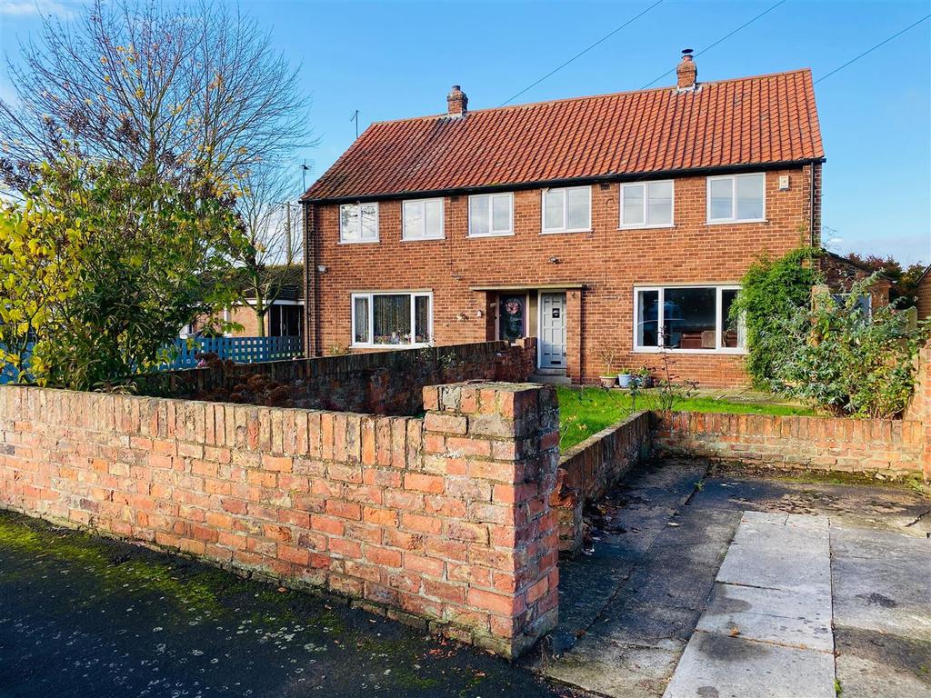 Castle Close, Cawood, Selby 3 bed semidetached house £190,000