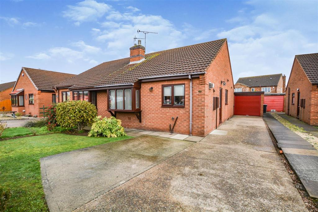 Hall Rise, Messingham, Scunthorpe 2 bed semidetached bungalow £170,000
