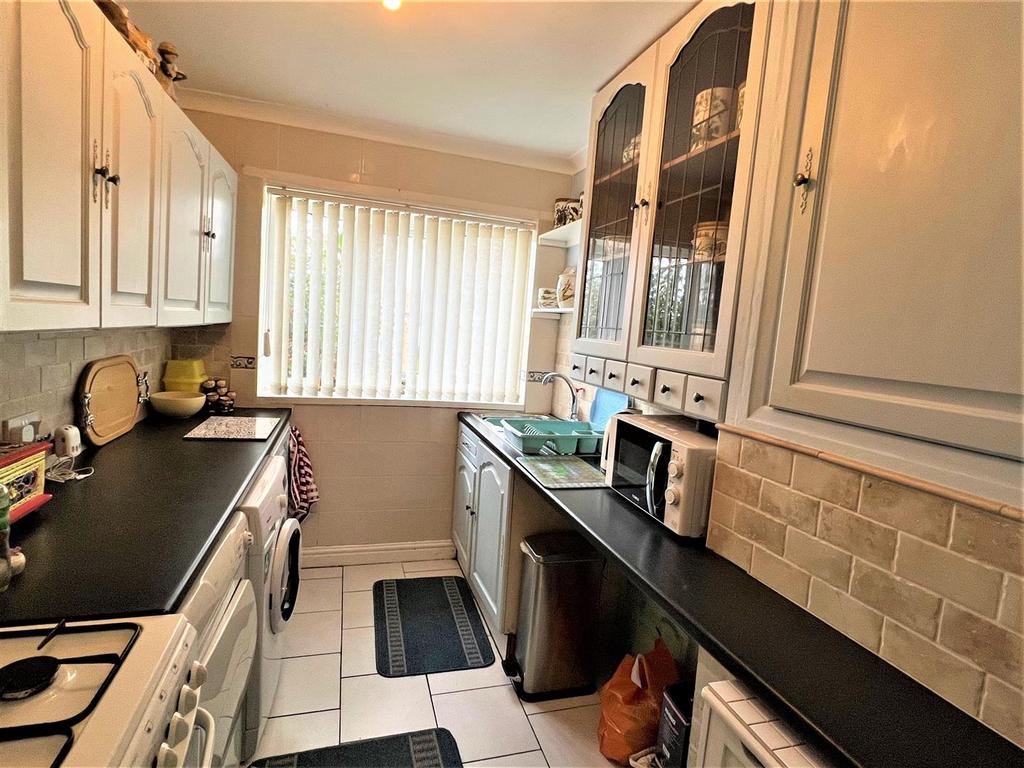 Sea View Crescent, Scarborough 2 bed semidetached bungalow £185,000
