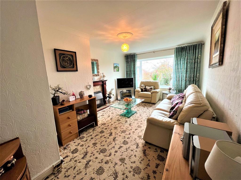 Sea View Crescent, Scarborough 2 bed semidetached bungalow £185,000
