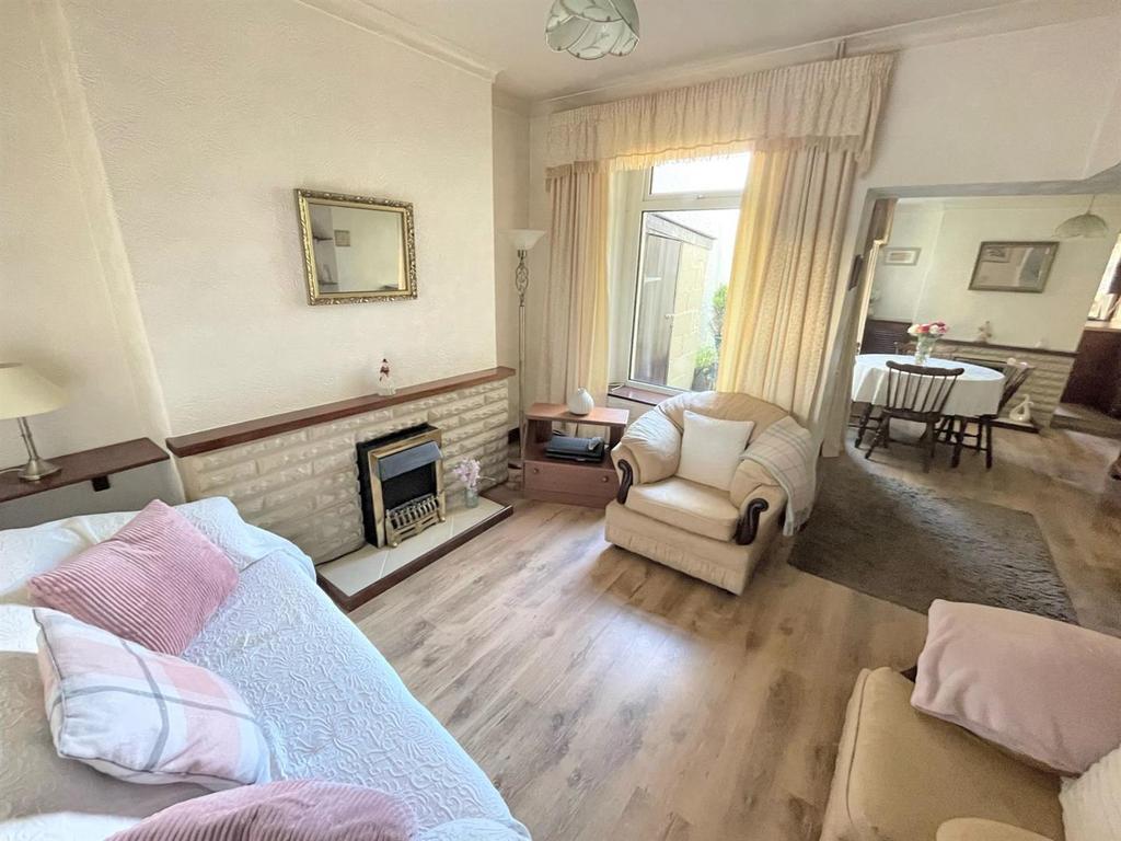 Victoria Avenue, Mumbles, Swansea 2 bed terraced house £300,000