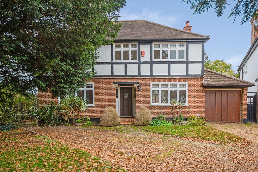 Moss Lane, Pinner, HA5 3 bed detached house for sale £1,295,000