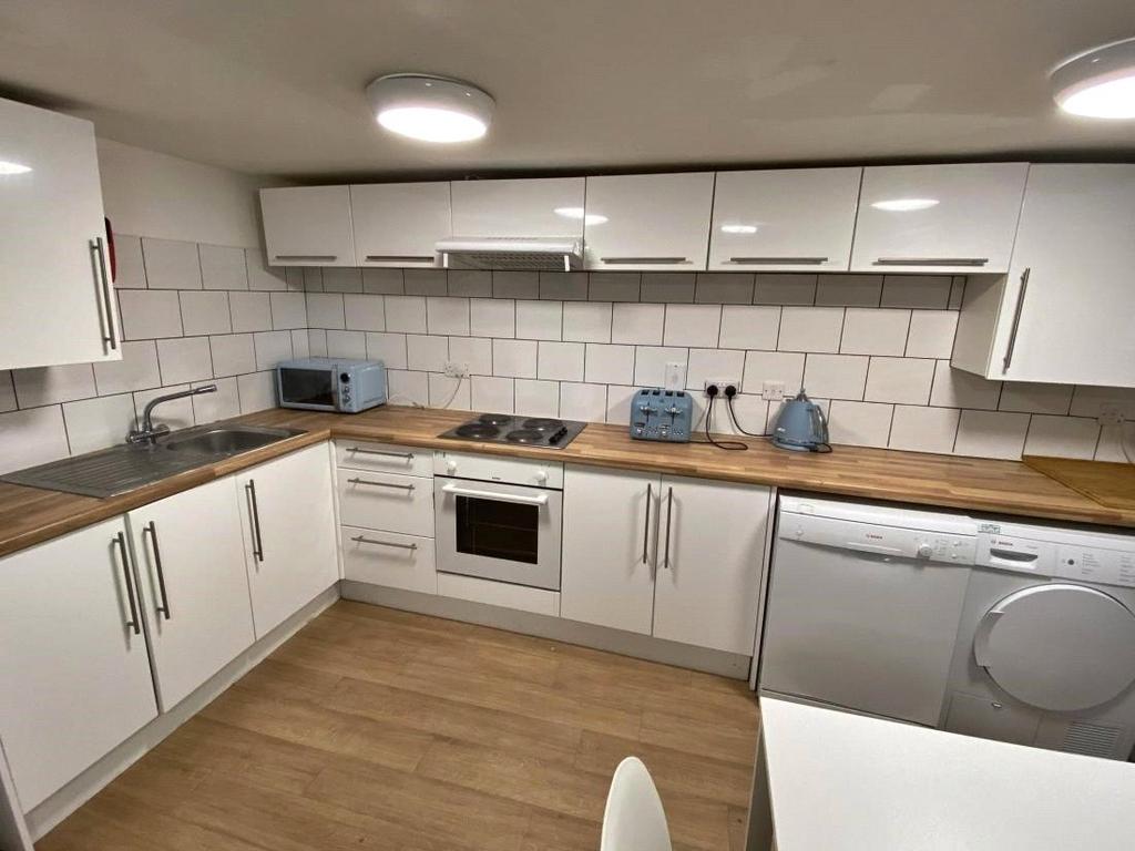Clifton Avenue, Manchester, Greater Manchester, M14 5 bed flat to rent