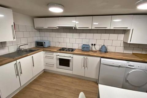 5 bedroom flat to rent, Clifton Avenue, Manchester, Greater Manchester, M14