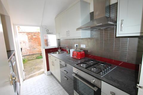 4 bedroom flat to rent, Leicester Street, Leamington Spa, CV32