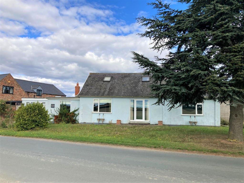 Marton, Hull, East Riding of... 4 bed bungalow £250,000