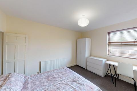 4 bedroom terraced house to rent, 39 Cromwell Street