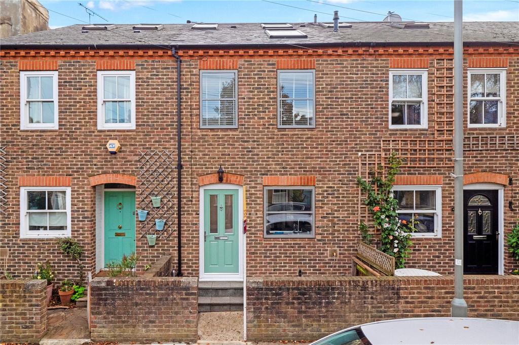 Sefton Street, Putney, London, SW15 3 bed terraced house £3,750 pcm