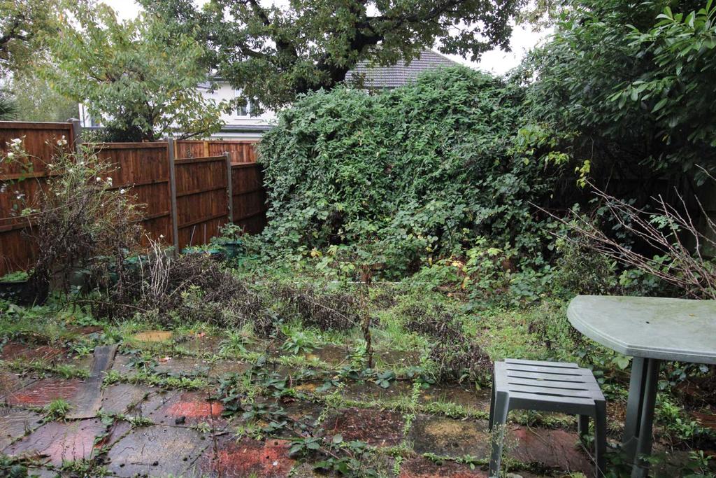 Laurel Fields, Potters Bar 3 bed house £490,000