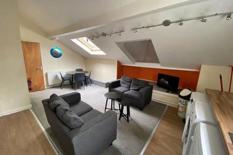 4 bedroom flat to rent, Clifton Avenue, Manchester, Greater Manchester, M14