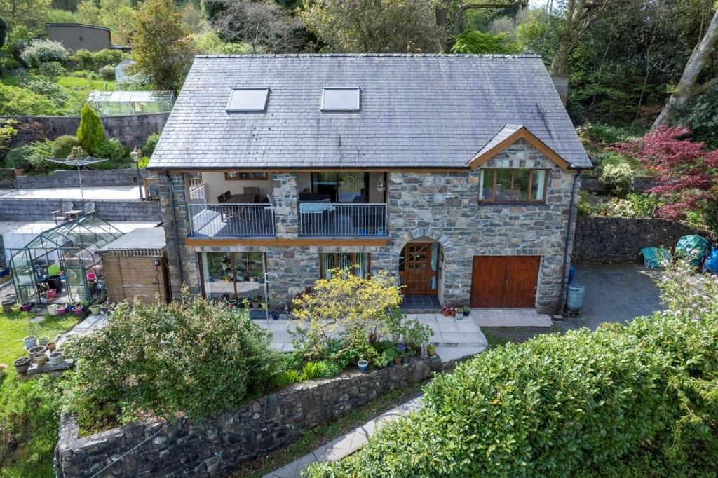 11 Fron Wnion Estate, Dolgellau LL40 1SL 3 bed detached house for sale