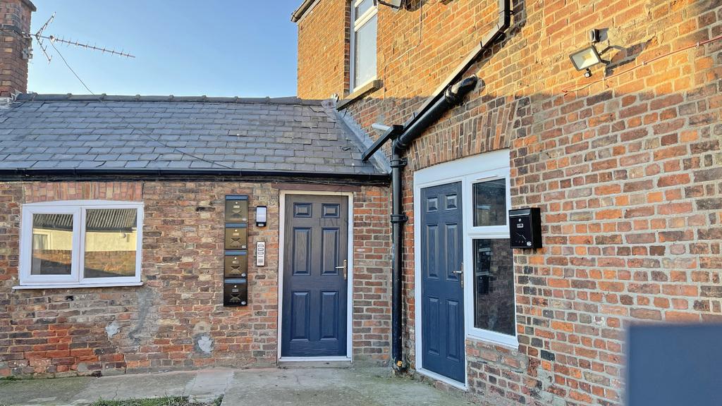 West Street, Crowland, Peterborough... 2 bed flat £700 pcm (£162 pw)