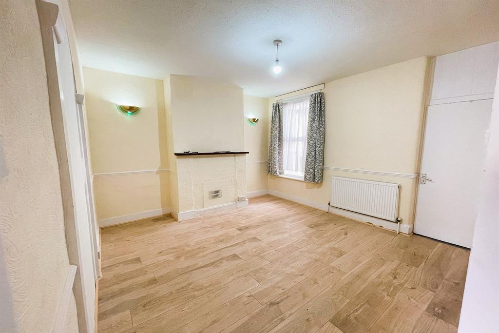 Winchester Road, E4 4 bed terraced house £2,650 pcm (£612 pw)