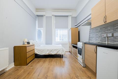 Studio to rent, Courtfield Gardens, Earls Court, London, SW5