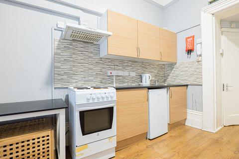 Studio to rent, Courtfield Gardens, Earls Court, London, SW5