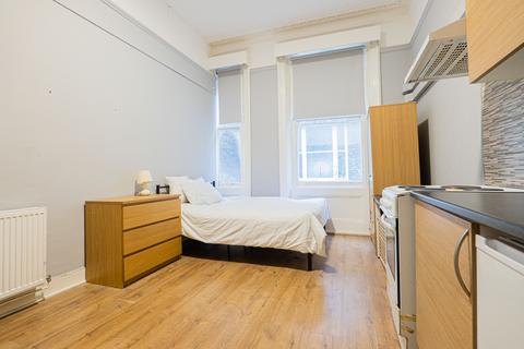 Studio to rent, Courtfield Gardens, Earls Court, London, SW5