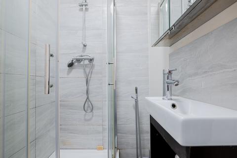 Studio to rent, Courtfield Gardens, Earls Court, London, SW5