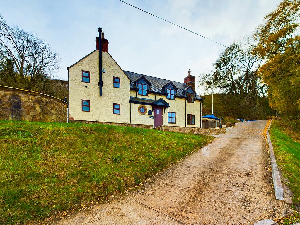 Mountain Road, Minera, LL11 4 bed detached house for sale £540,000