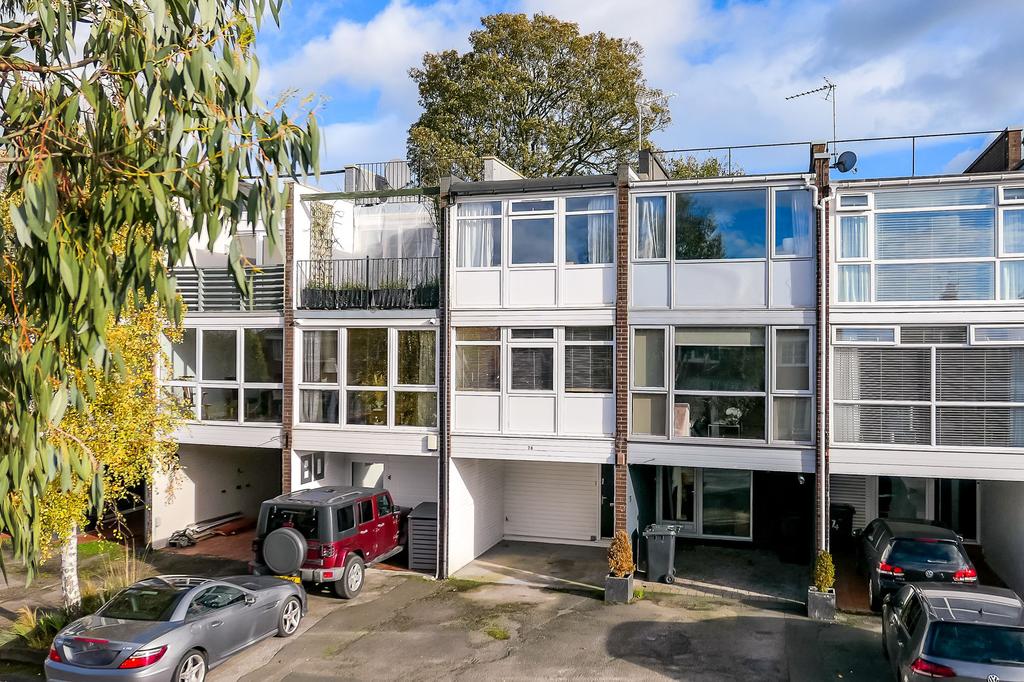 Harcourt Drive, Harrogate, HG1 3 bed townhouse £380,000