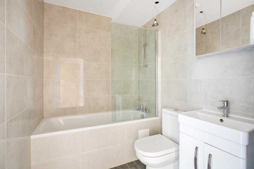 800 Uxbridge Road, Hayes, UB4 1 bed apartment £1,300 pcm (£300 pw)