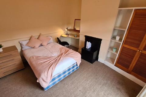 5 bedroom end of terrace house to rent, Mabfield Road, Manchester, M14
