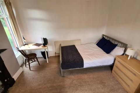 5 bedroom end of terrace house to rent, Mabfield Road, Manchester, M14