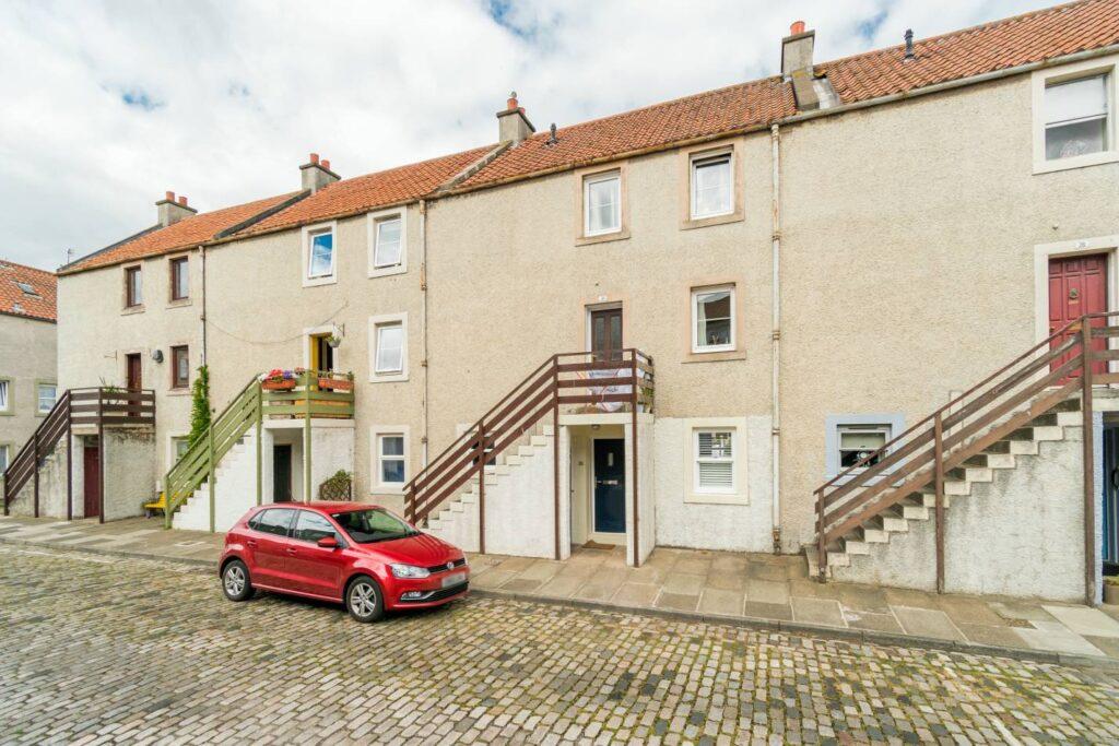 28 Newhaven Main Street, Newhaven, EH6 4TA 1 bed flat £185,000