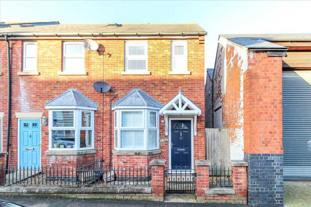 Morley Street, Kettering 2 bed end of terrace house £900 pcm (£208 pw)