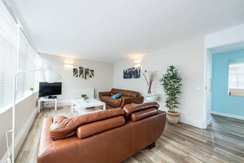 2 bedroom flat for sale - Mountbatten Square, Windsor, SL4