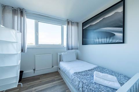 2 bedroom flat for sale - Mountbatten Square, Windsor, SL4