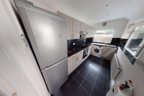 4 bedroom terraced house to rent, 4 Cromwell Street, Nottingham, NG7 4GL