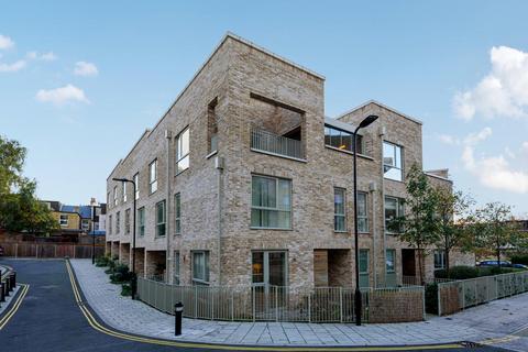 11 Davenant Way, Acton, London, W3 8DN
